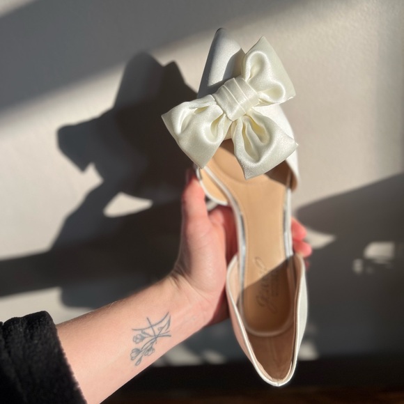 Elegant Jewel Badgley Mischka White Bow Bridal Pumps - Picture 4 of 15